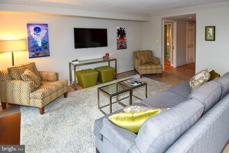 1080 Wisconsin Ave NW, Unit N305 in Washington, DC - Foto de edificio - Building Photo
