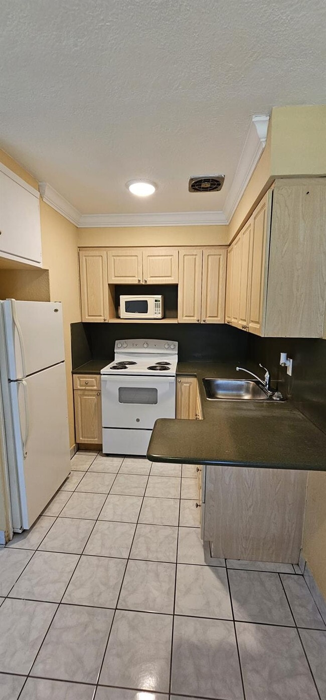 2211 Lincoln St in Hollywood, FL - Building Photo - Building Photo