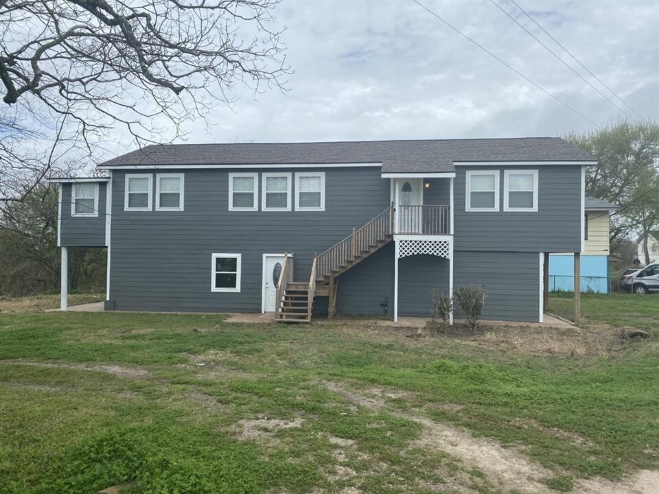 5143 County Rd 469 in Brazoria, TX - Building Photo