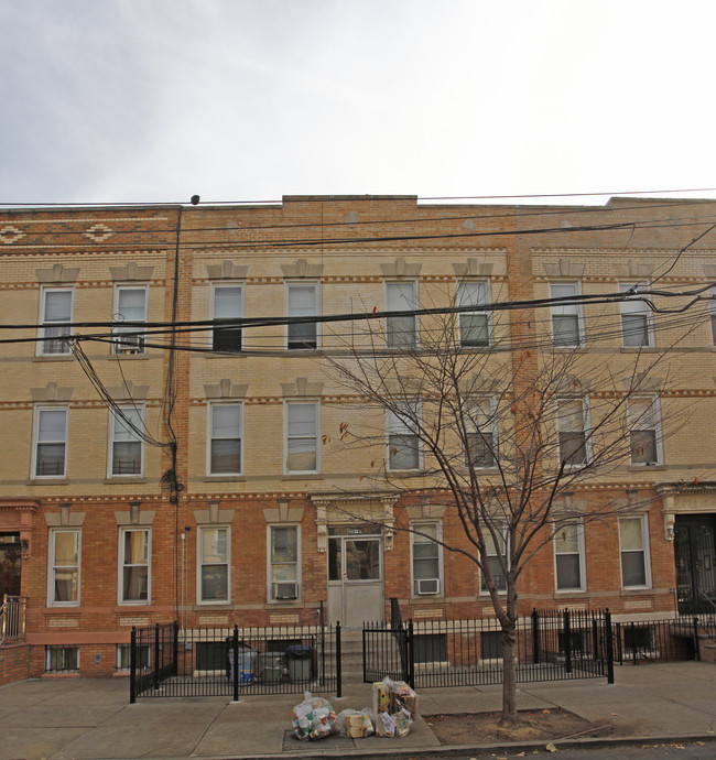 30-91 44th St in Astoria, NY - Foto de edificio - Building Photo