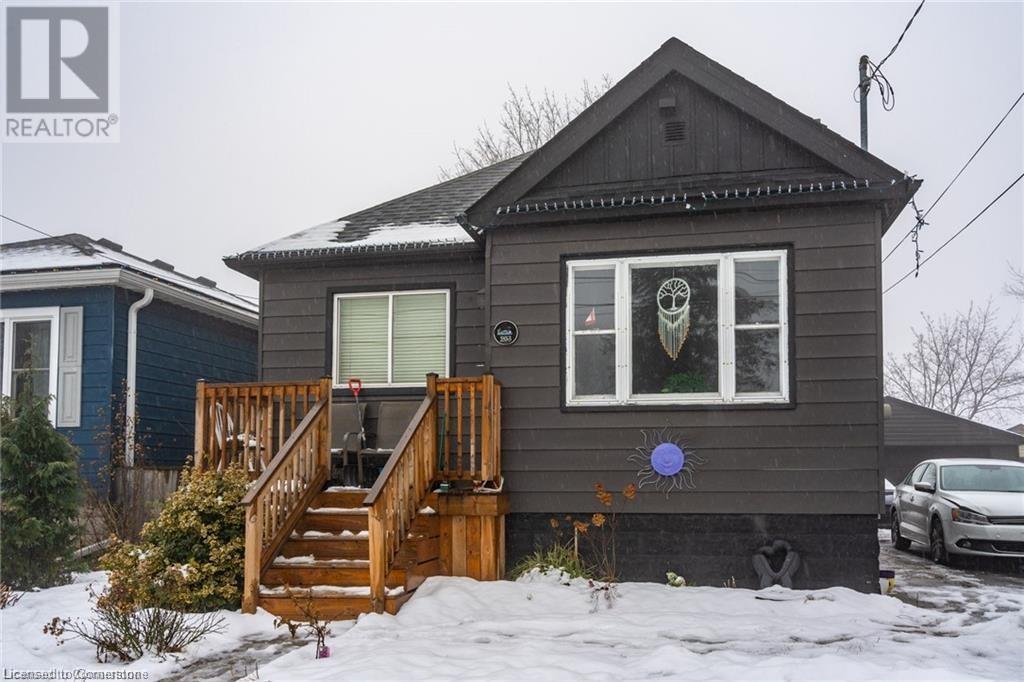 203 E 15th St in Hamilton, ON - Building Photo