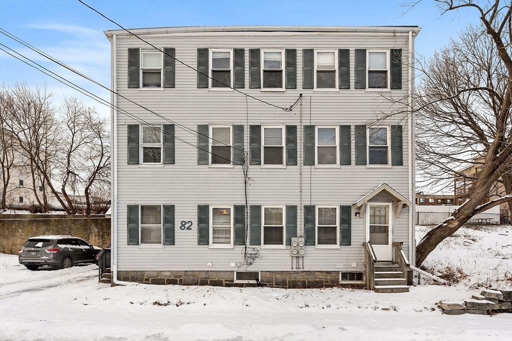 82 Woodland St in Fitchburg, MA - Building Photo