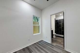118 SHENANDOAH, 201 in San Antonio, TX - Building Photo - Building Photo