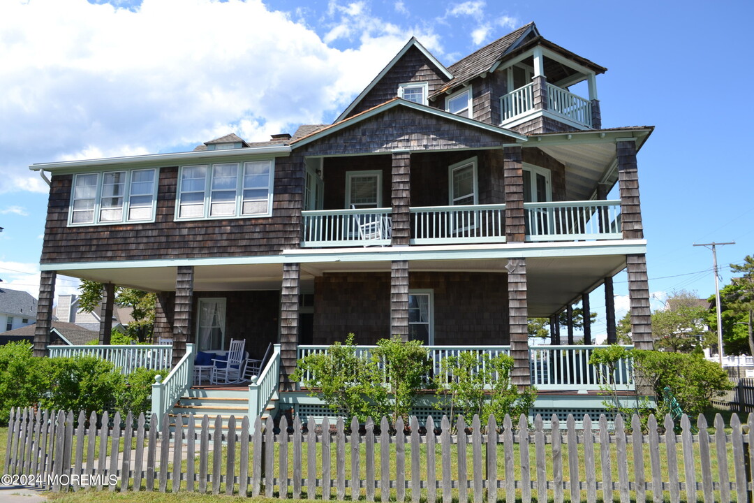 18 Bridge Ave in Bay Head, NJ - Building Photo