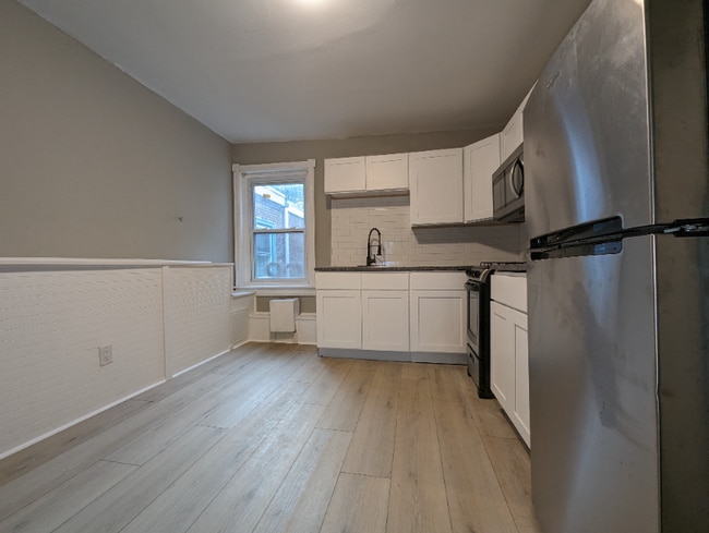 250 S 44th St, Unit 3 in Philadelphia, PA - Foto de edificio - Building Photo