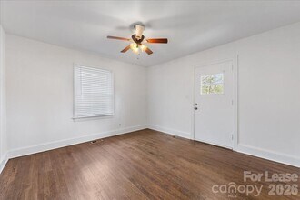 5711 Oak Dr in Charlotte, NC - Building Photo - Building Photo
