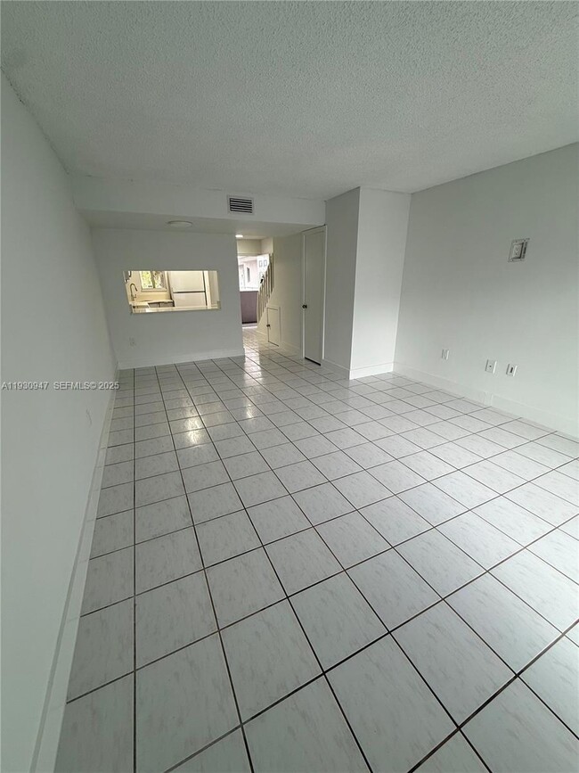 2760 W 76th St, Unit 203 in Hialeah, FL - Building Photo - Building Photo
