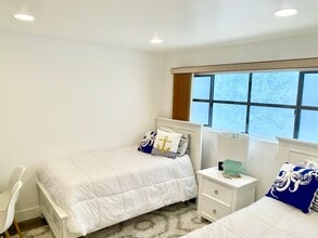 18203 Coastline Dr, Unit 1 in Malibu, CA - Building Photo - Building Photo