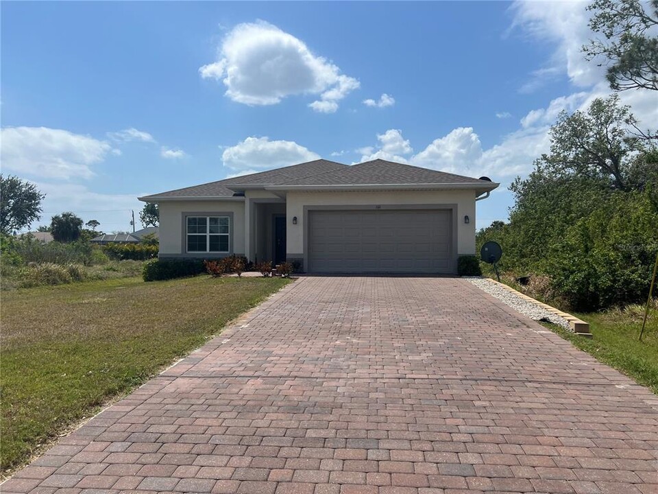 161 Antis Dr in Rotonda West, FL - Foto de edificio