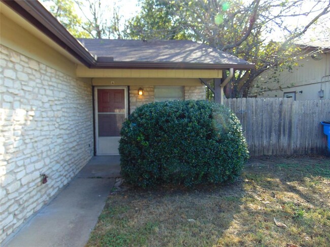 205 2nd St in Pflugerville, TX - Foto de edificio - Building Photo