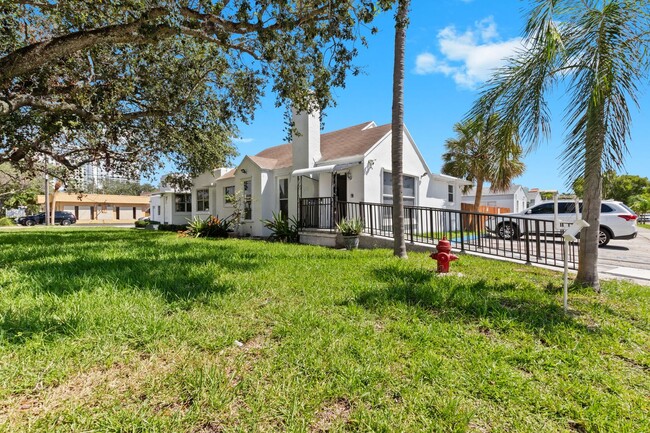 699 S Federal Hwy in Hollywood, FL - Building Photo - Building Photo