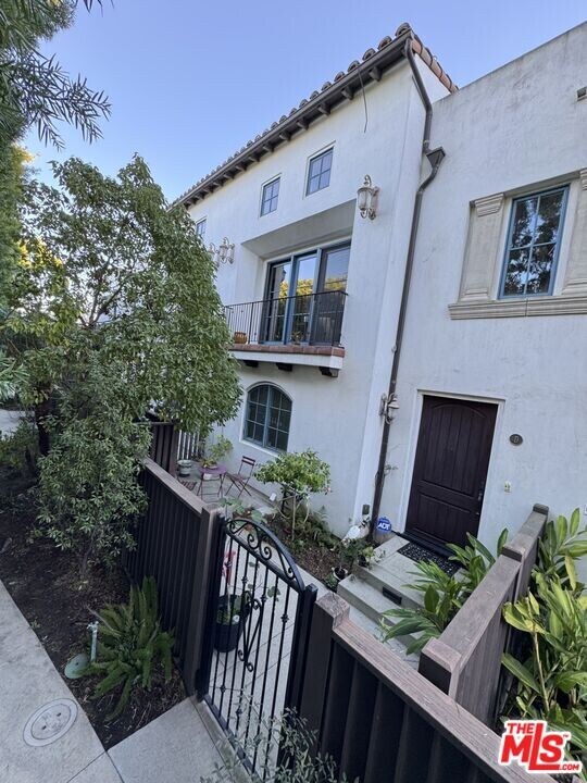 1619 Artesia Blvd in Manhattan Beach, CA - Building Photo