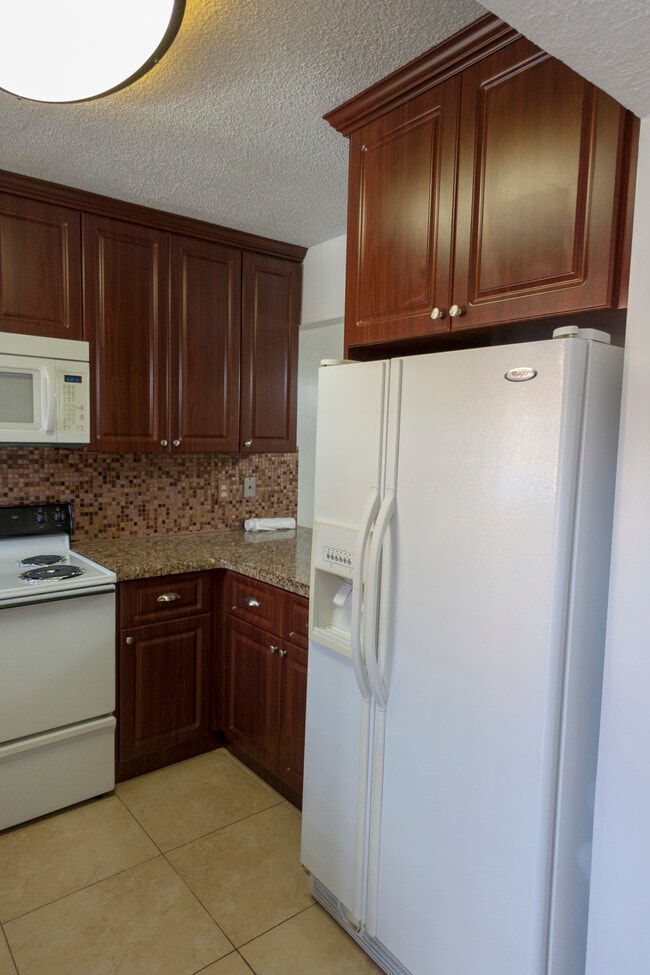 6081 W 24th Ave, Unit 110 in Hialeah, FL - Building Photo - Building Photo