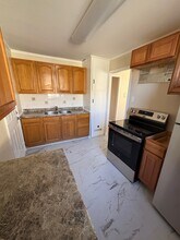 2203 S Benbow Rd in Greensboro, NC - Building Photo - Building Photo