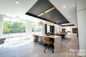 425 W Trade St in Charlotte, NC - Building Photo - Building Photo