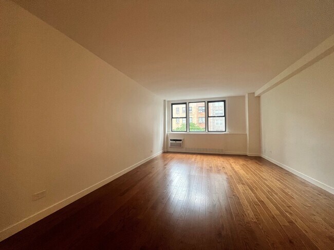 435 E 79th St, Unit 8U in New York, NY - Foto de edificio - Building Photo