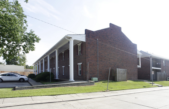 Meadowbrook Apartments in Baton Rouge, LA - Foto de edificio - Building Photo