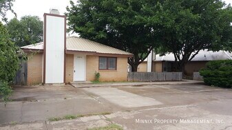8208 Vernon Ave in Lubbock, TX - Building Photo