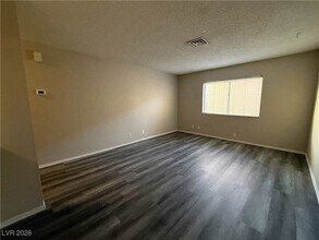 5206 Golden Ln, Unit B in Las Vegas, NV - Foto de edificio - Building Photo