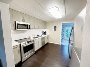 835 NE 21st Dr, Unit A in Wilton Manors, FL - Building Photo - Building Photo