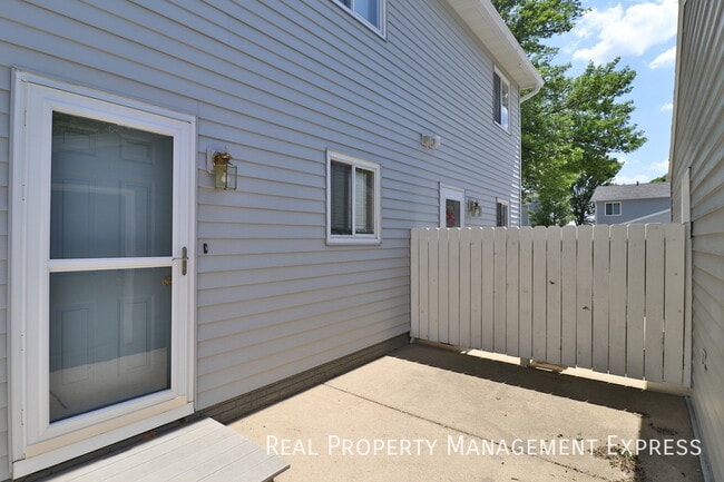 Lovely 2 Bedroom 2.5 Bathroom Townhome in Sioux Falls, SD - Building Photo - Building Photo