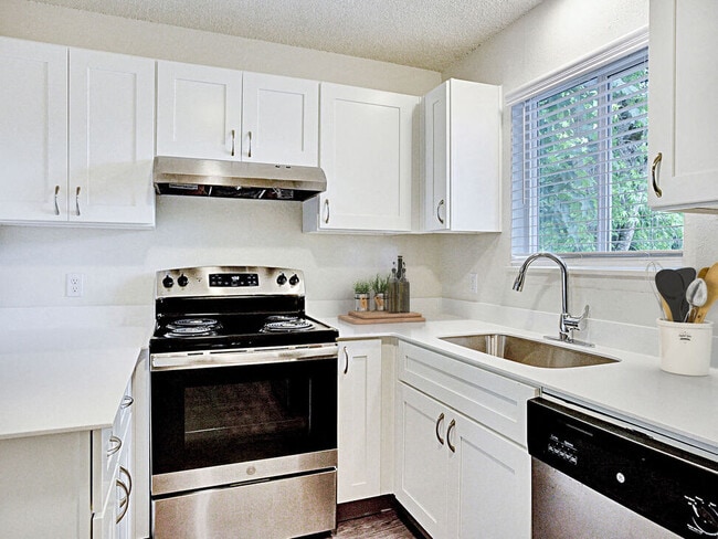 Sunset Station Apartments in Portland, OR - Building Photo - Building Photo
