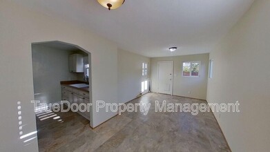 212 Knoxville Ave in Huntington Beach, CA - Foto de edificio - Building Photo