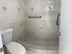 16740 NE 9th Ave in North Miami Beach, FL - Foto de edificio - Building Photo