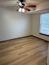 1329 E 21st Ter in Lawrence, KS - Foto de edificio - Building Photo