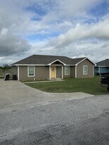 121 Quail Meadows Dr in Rio Vista, TX - Building Photo