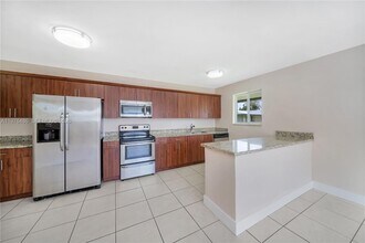 592 NE 150th St in Miami, FL - Building Photo - Building Photo