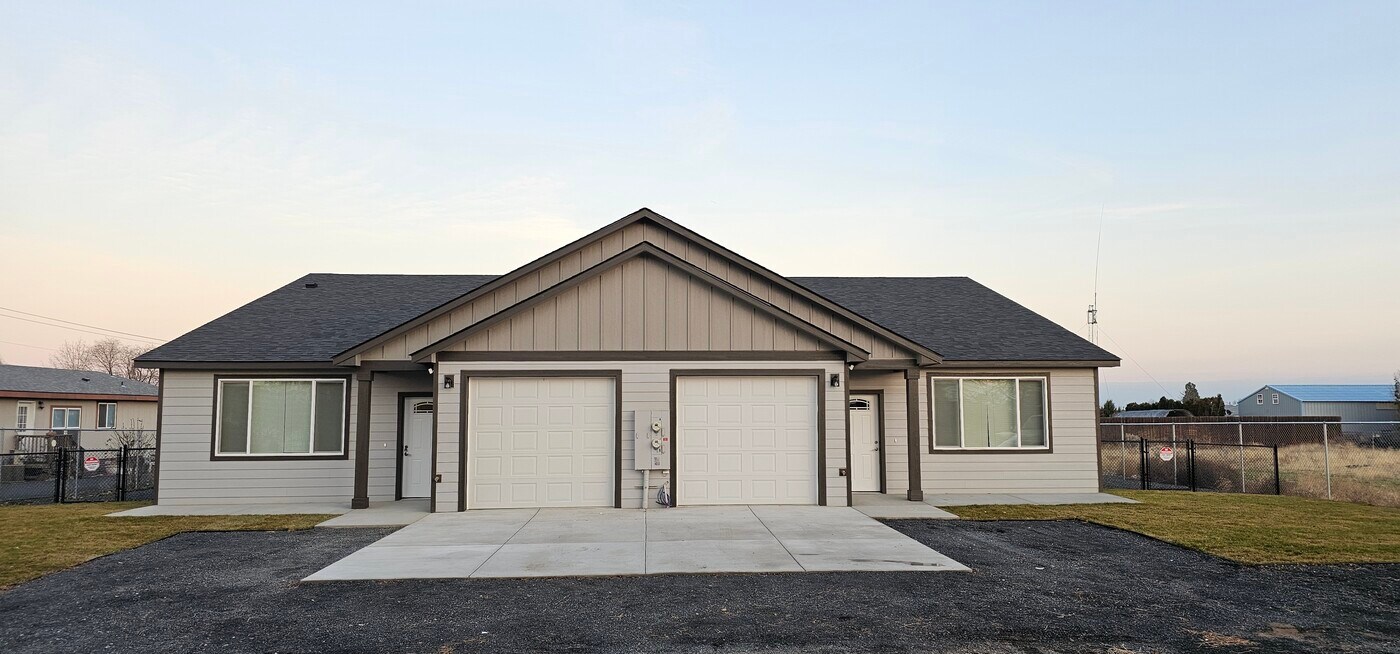 4473 Jackie Dr NE in Moses Lake, WA - Foto de edificio
