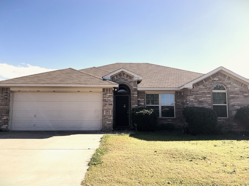 916 Mesa Vista Dr in Crowley, TX - Building Photo