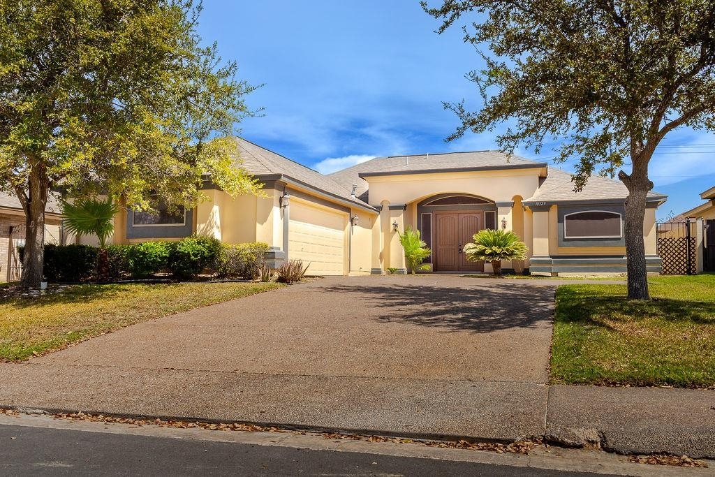 10529 Bear Creek in Laredo, TX - Building Photo