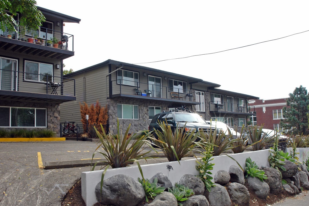 Sacramento Heights Condominium in Portland, OR - Building Photo