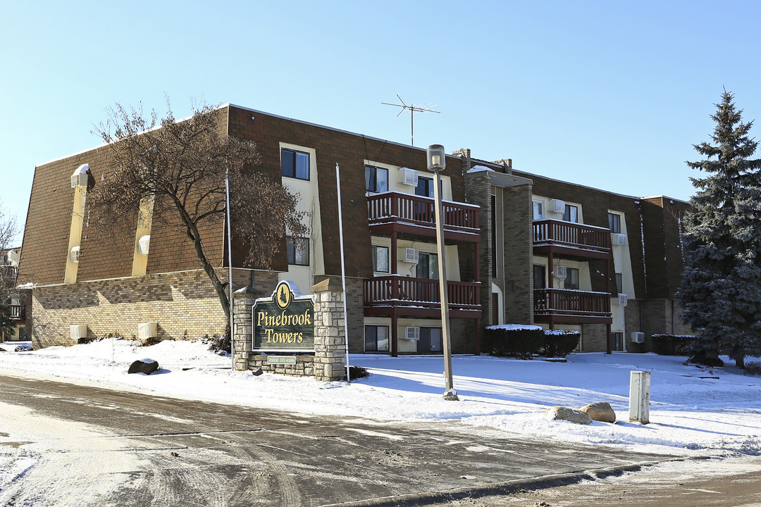 Pinebrook Tower Apartments in Lorain, OH - Building Photo