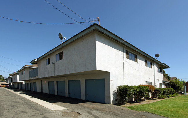 Villa Florida Apartments in Tustin, CA - Foto de edificio - Building Photo