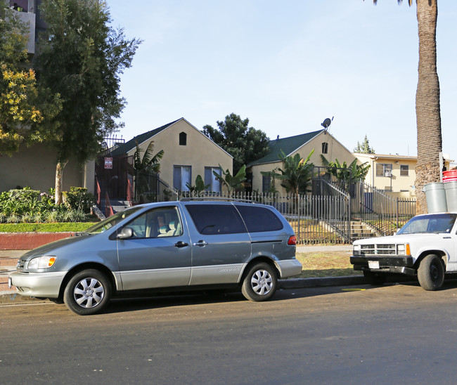 3062 Leeward Ave in Los Angeles, CA - Foto de edificio - Building Photo