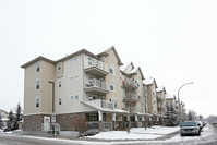 2000 Applevillage Crt SE in Calgary, AB - Building Photo - Building Photo