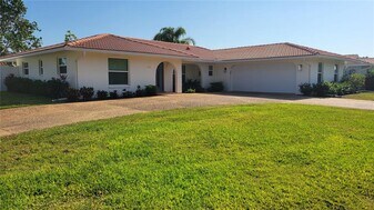 2942 Tuckerstown Dr in Sarasota, FL - Building Photo