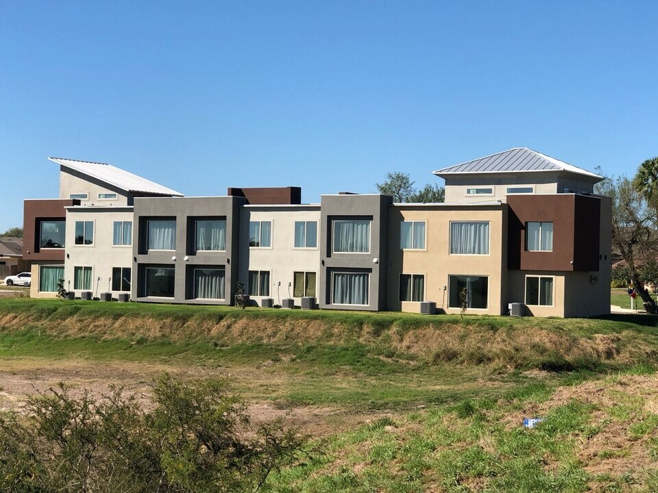 305 Palm Shores Dr in La Joya, TX - Building Photo