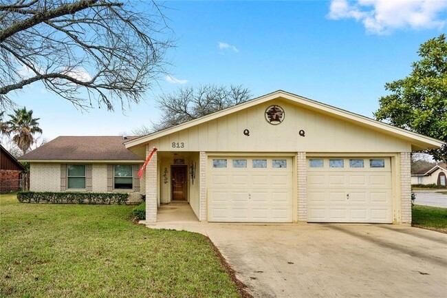 813 Guadalupe St in Lockhart, TX - Building Photo - Building Photo