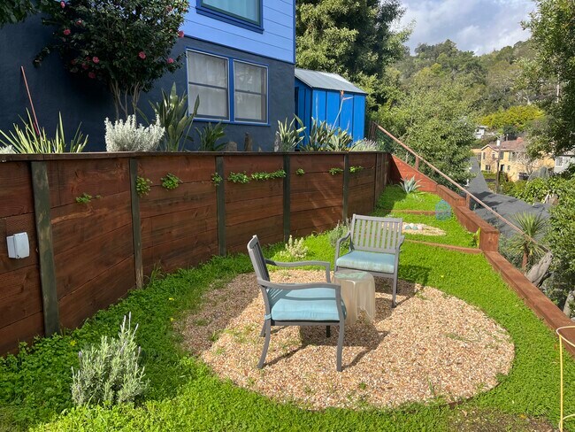 8 Los Robles Dr, Unit #8 Los Robles Drive in San Rafael, CA - Foto de edificio - Building Photo