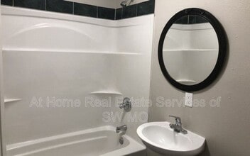 2000 W College St in Springfield, MO - Building Photo - Building Photo