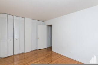 6830 N Sheridan Rd in Chicago, IL - Building Photo - Building Photo