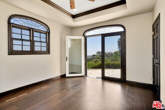 1036 El Medio Ave in Los Angeles, CA - Building Photo - Building Photo