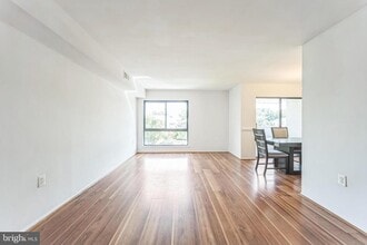5758 Village Green Dr in Alexandria, VA - Building Photo - Building Photo