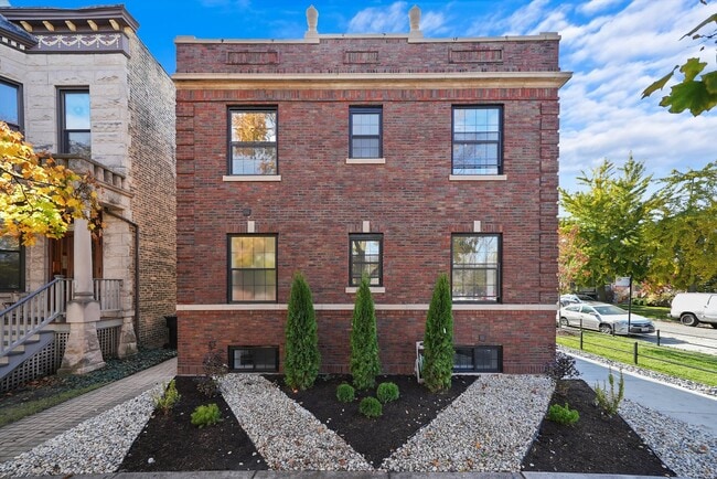 property at 4153 N Hermitage Ave