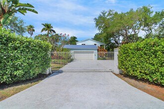 6900 SW 104th St in Pinecrest, FL - Building Photo - Building Photo