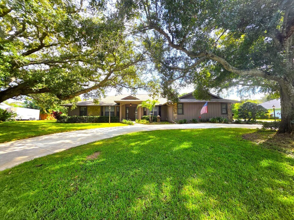 1060 31st Ave in Vero Beach, FL - Building Photo